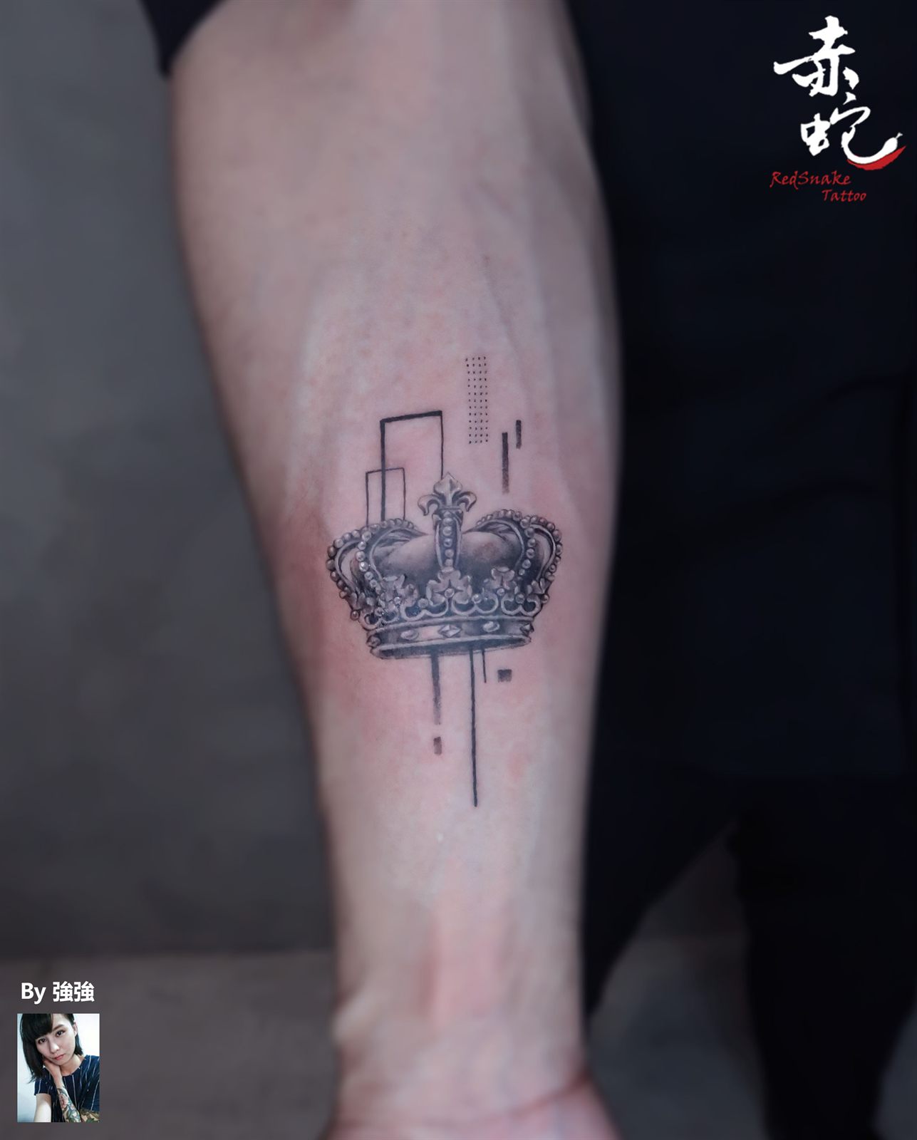 強強 台中女刺青師 寫實 / 手 / 黑白 刺青作品 RedSnake Tattoo